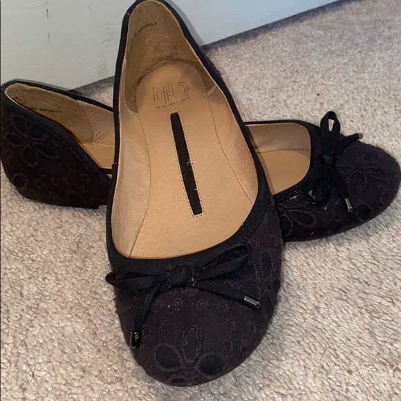 Black Floral Lace Ballet Flats - Picture 1 of 6